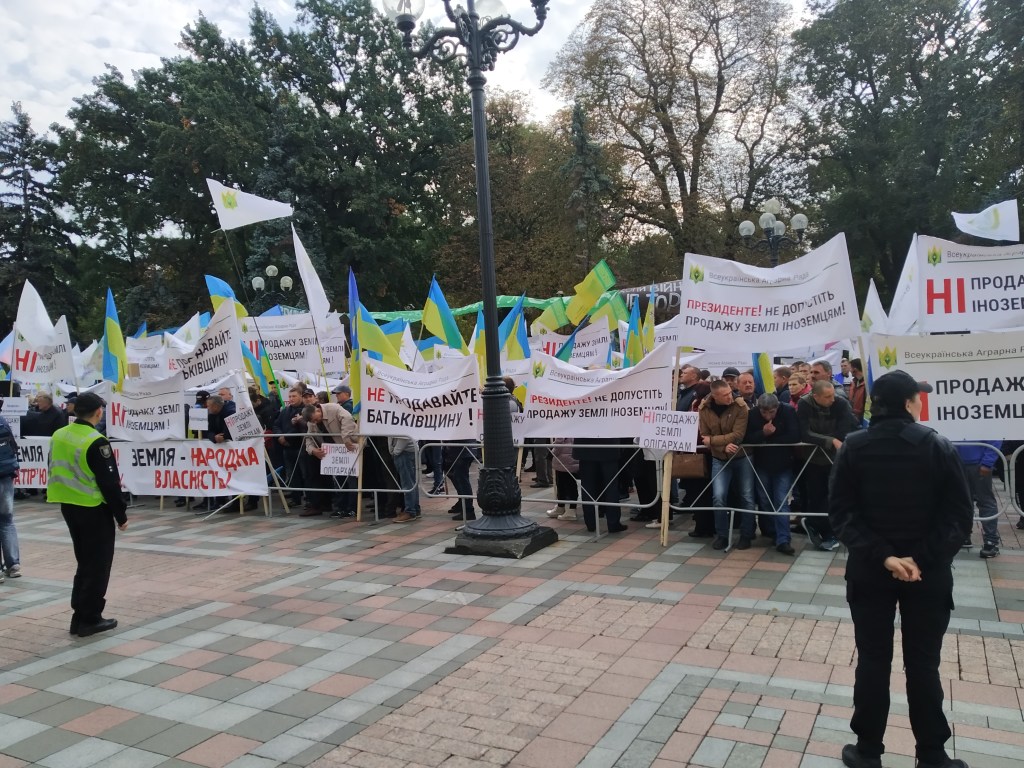 «Готовы к радикальным действиям»: под Радой проходит митинг за отзыв законопроекта о рынке земли (ФОТО, ВИДЕО)