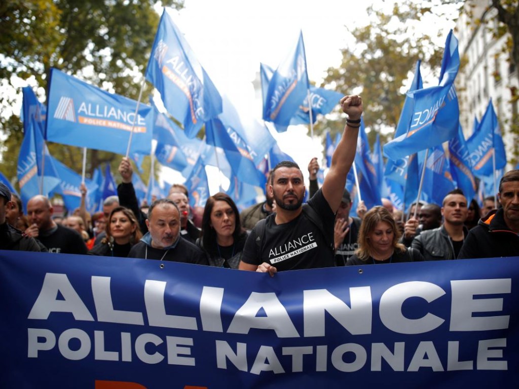«Против низких зарплат и переработок»: во Франции полицейские присоединились к «Маршу ярости» (ФОТО)
