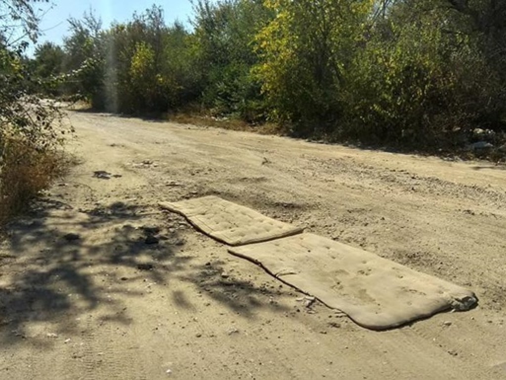Под Николаевом дачники заделали матрасами дыры на дороге (ФОТО, ВИДЕО)