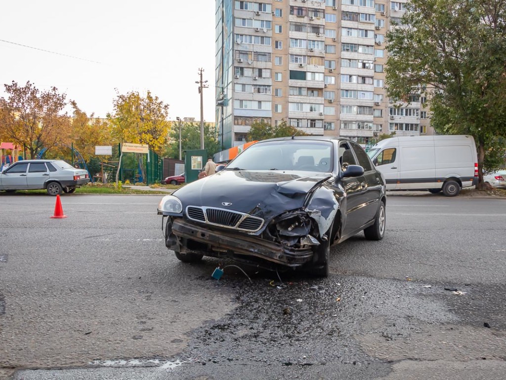 В Днепре столкнулись Daewoo и мотоциклист: пострадал пешеход (ФОТО, ВИДЕО)