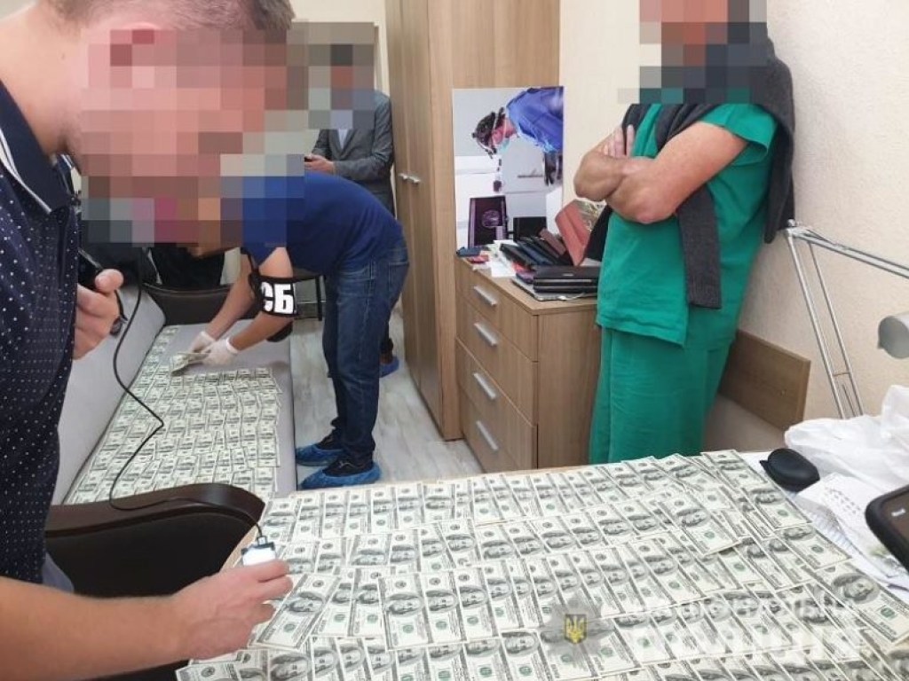 Хирург из Киева требовал у пациента 40 тысяч долларов: горе-врача поместили в СИЗО (ФОТО)
