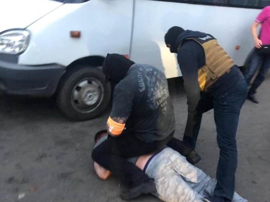 Под Киевом задержали полицейского-вымогателя (ФОТО)