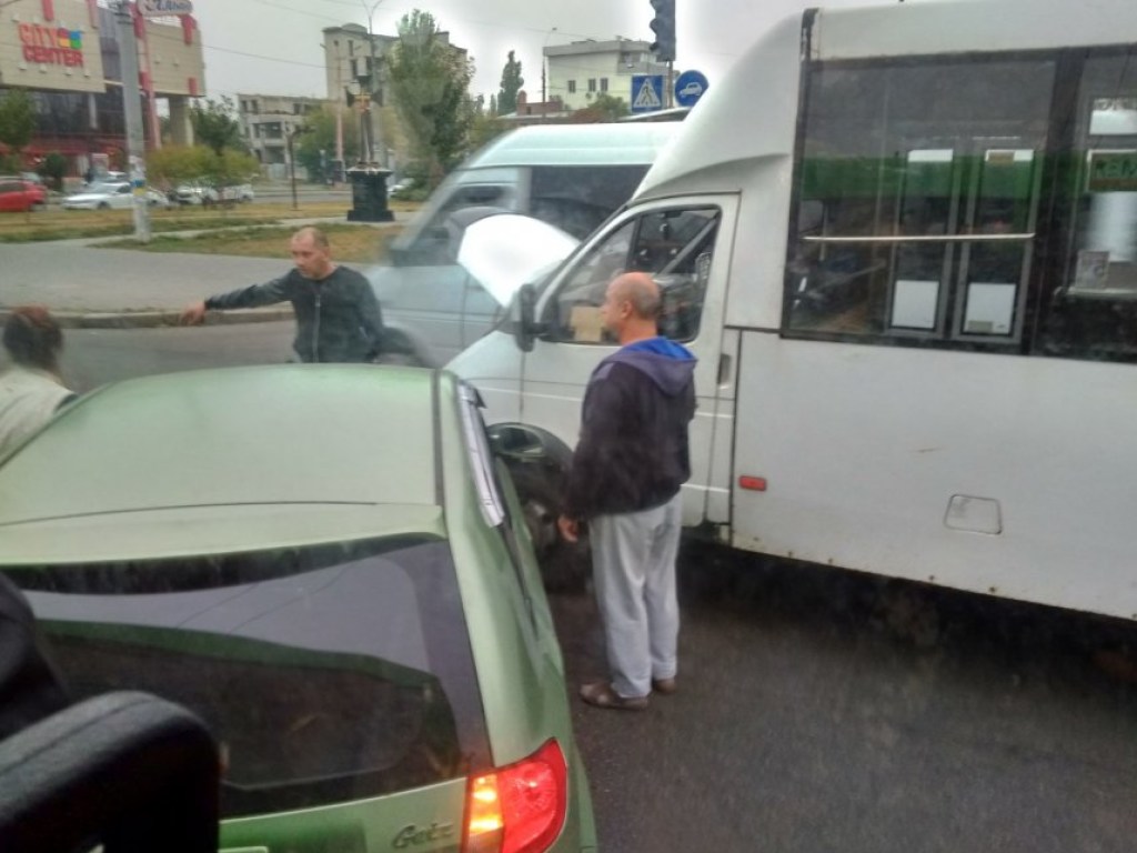 В центре Николаеве на перекрестке столкнулись микроавтобус и Hyundai (ФОТО)