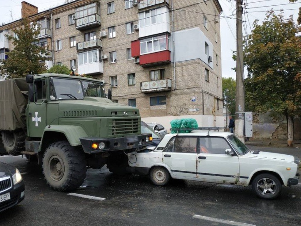 В Николаеве военный грузовик «Урал» врезался в «Жигули» (ФОТО)