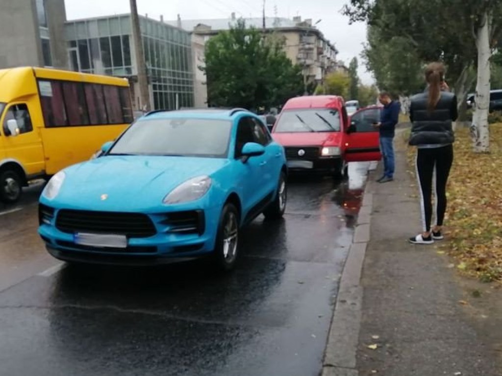 В Николаеве Porsche с автоледи пострадал от столкновения с Fiat (ФОТО)