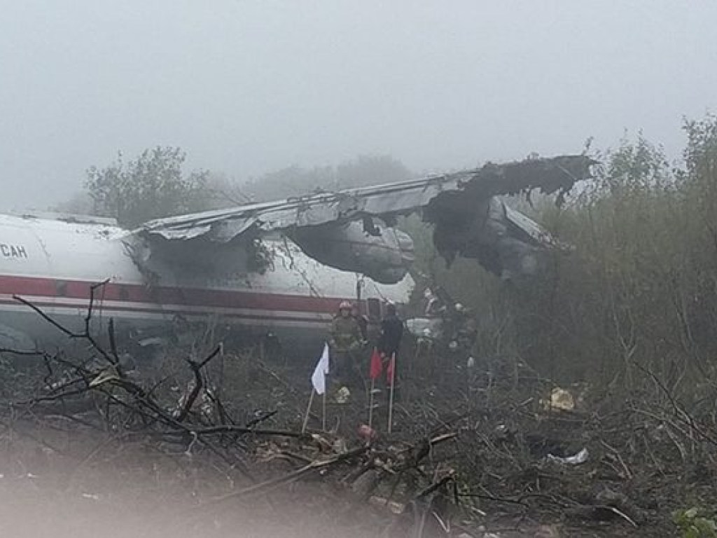 ЧП с жертвами во Львове: самолет Ан-12 с пассажирами не долетел до аэропорта (ФОТО)