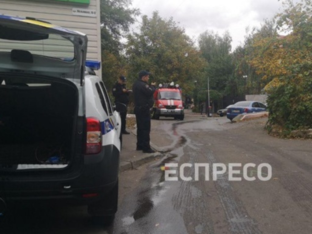На Лукьяновке в Киеве квартире произошел взрыв: жильца забрали врачи «скорой» (ФОТО)