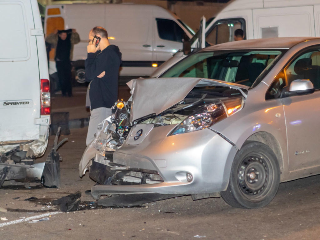 В Днепре Nissan протаранил микроавтобус Mercedes: у легковушки сильные повреждения  (ФОТО, ВИДЕО)
