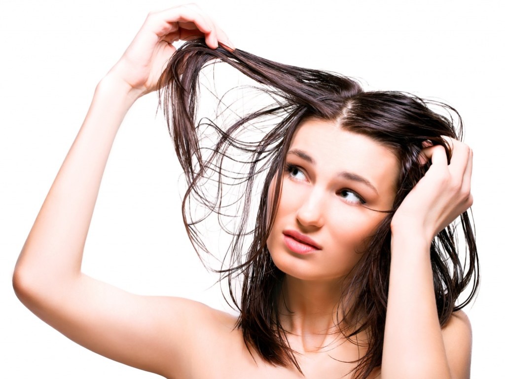 Врач: жирные и тусклые волосы могут быть следствием ряда заболеваний