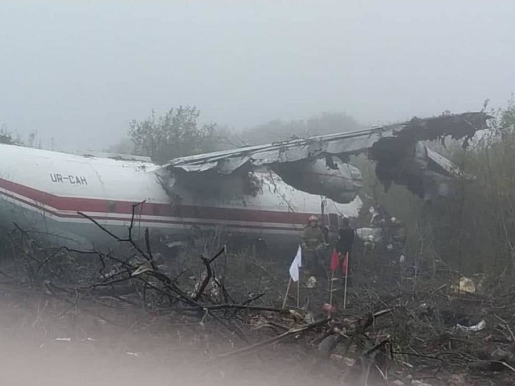 Трагедия с Ан-12 под Львовом: спасатели завершили поисковую операцию