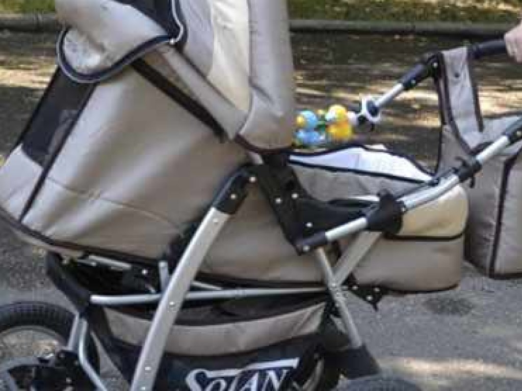 В Киеве молодая мать украла детскую коляску из поликлиники