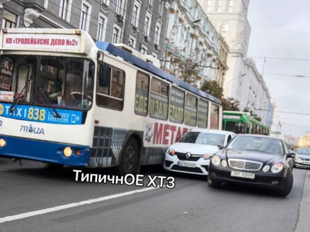 В Харькове у площади Конституции произошло ДТП с троллейбусом (ФОТО)