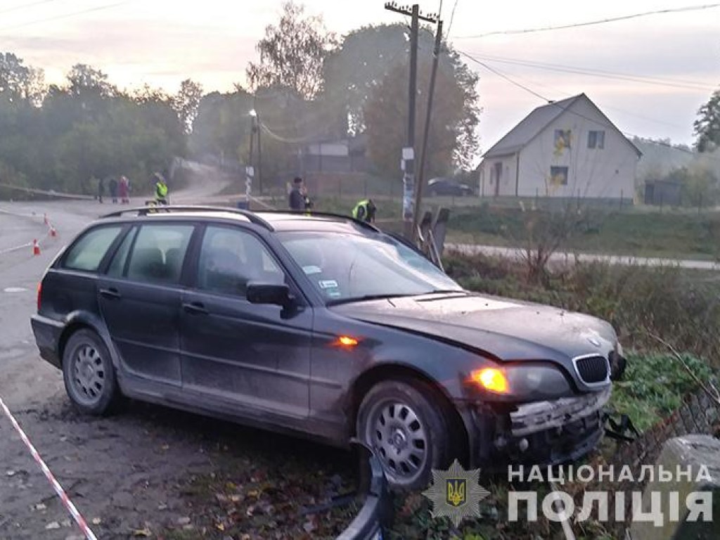 На Тернопольщине пьяный водитель на черной BMW сбил насмерть двух парней (ФОТО)