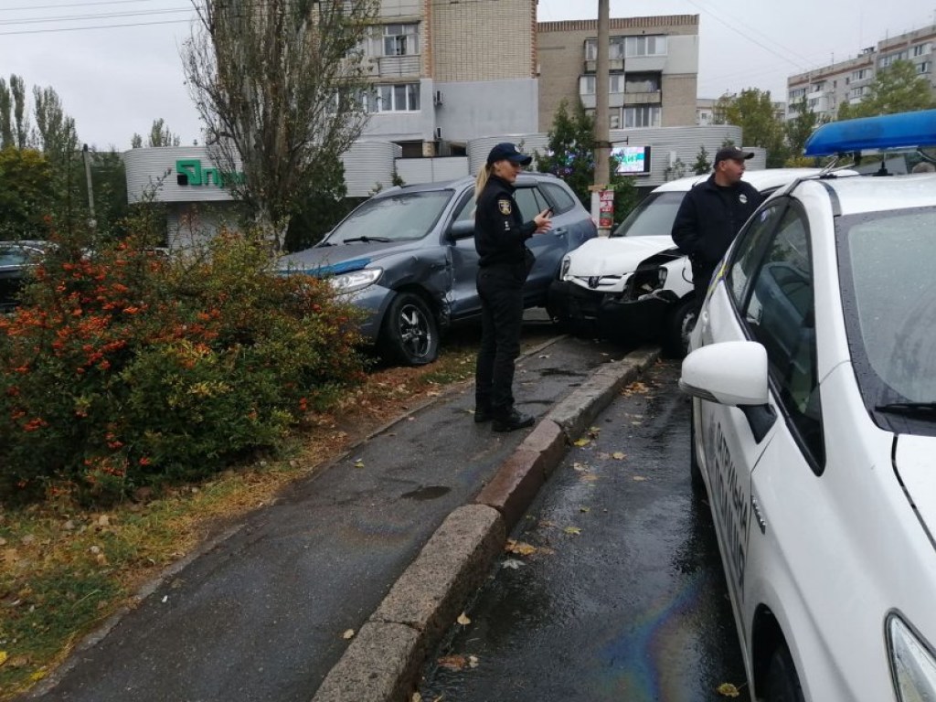 ДТП в Николаеве: два поврежденные автомобиля вынесло на бульвар (ФОТО)