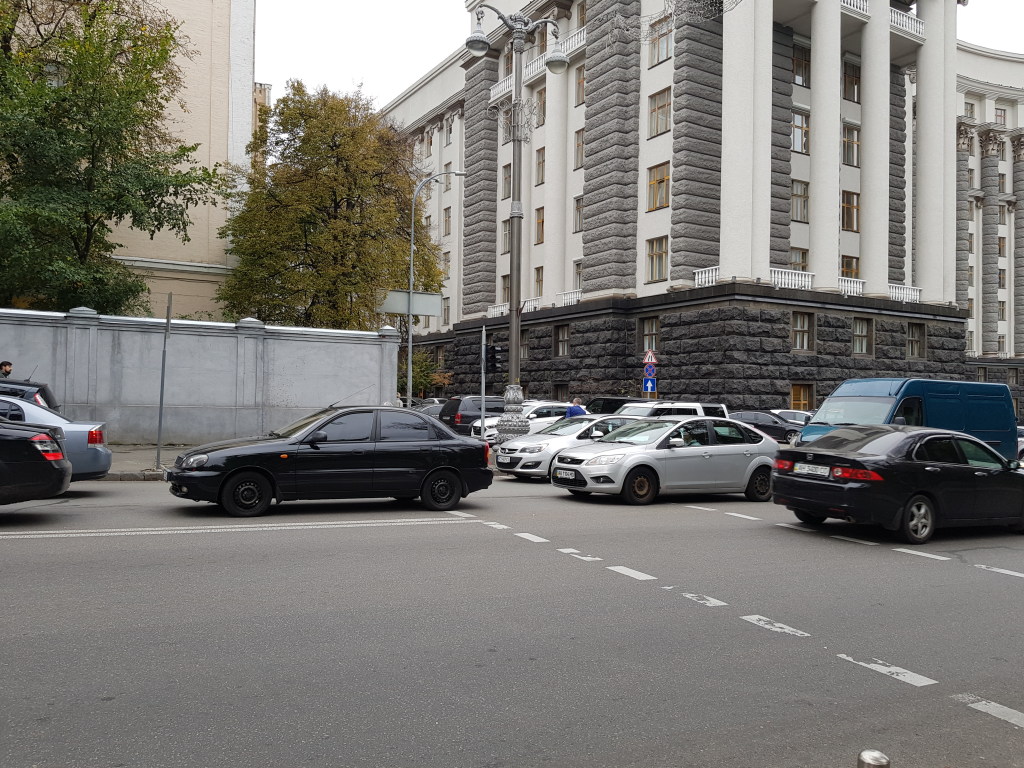 В правительственном квартале в Киеве журналист увидел опасную дорожную ситуацию (ФОТО)