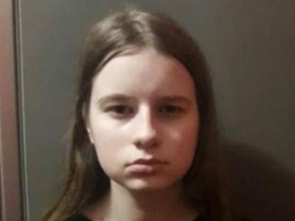 В Киеве 14-летняя девочка пропала на пути из школы домой (ФОТО)