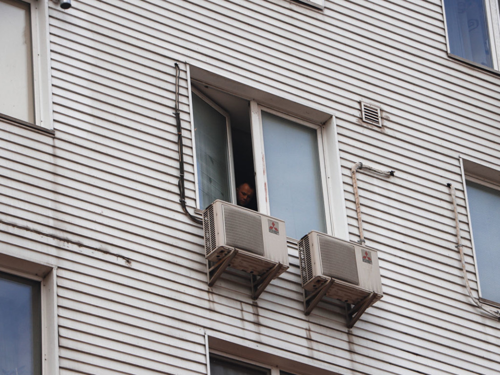Жительница микрорайона Березняки в Киеве выбросилась из окна на глазах у сына (ФОТО)