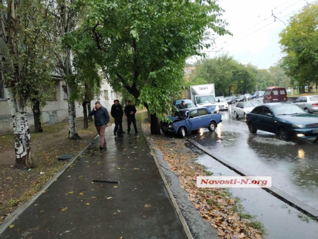 Водитель не справился с управлением: В Николаеве полицейский автомобиль врезался в дерево (ФОТО)
