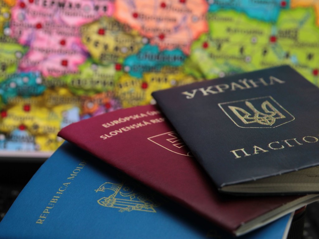 Венгрия начала забирать обратно паспорта, выданные украинцам на Закарпатье – СМИ