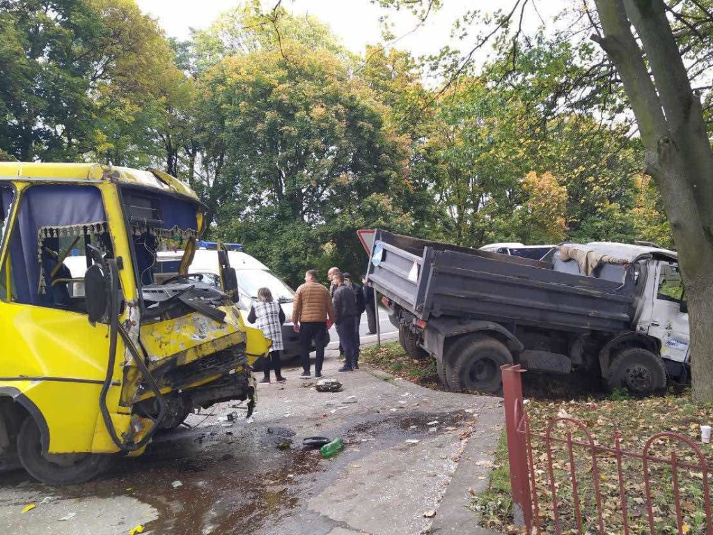 ДТП с маршруткой и грузовиком во Львовской области: один человек погиб, увеличилось количество пострадавших