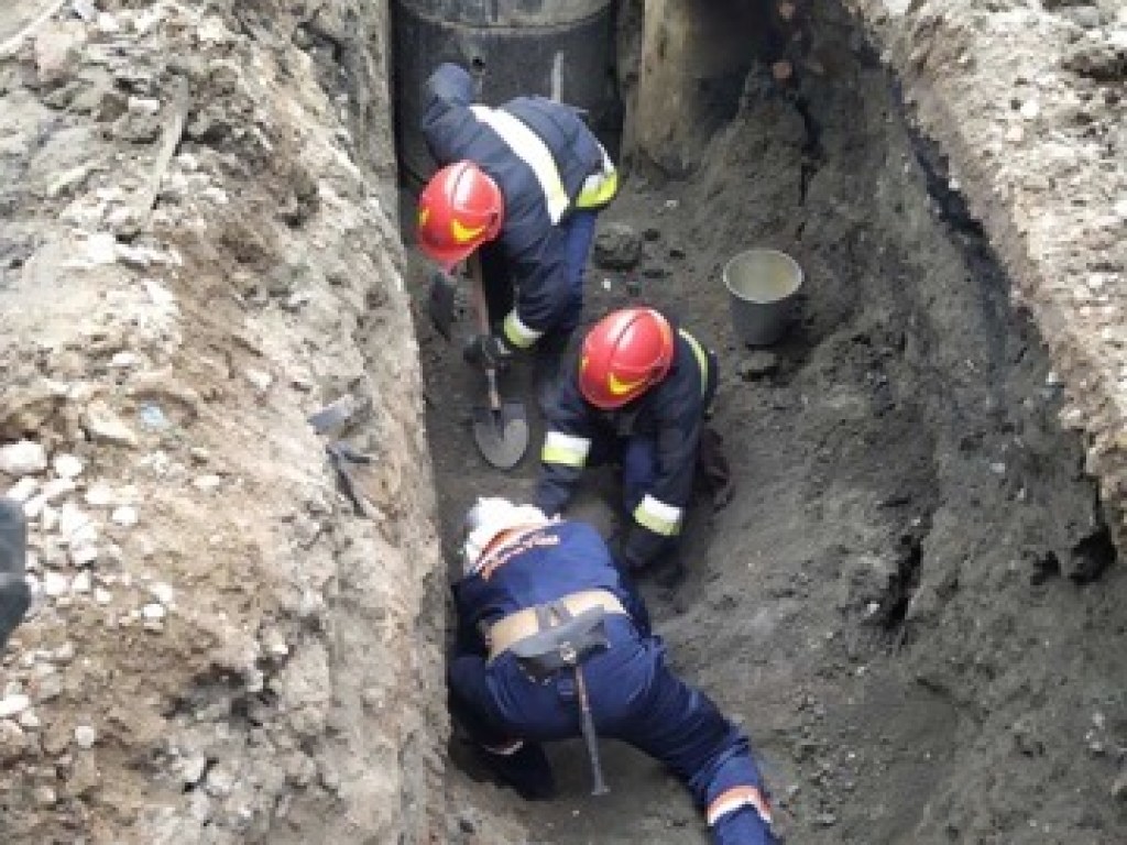 В Виннице в траншее глубиной 2 метра засыпало человека (ФОТО, ВИДЕО)