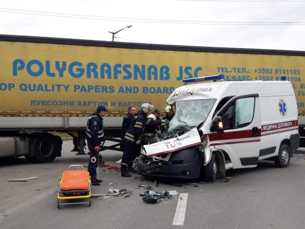 В Каменец-Подольском столкнулись «скорая» и грузовик с водителем-иностранцем, есть пострадавшие (ФОТО)