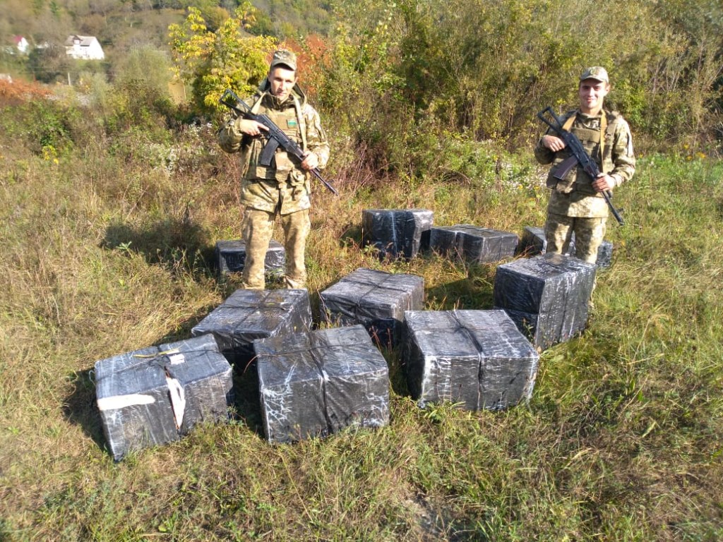 На Закарпатье пограничники задержали сигаретных контрабандистов-водолазов (ФОТО)