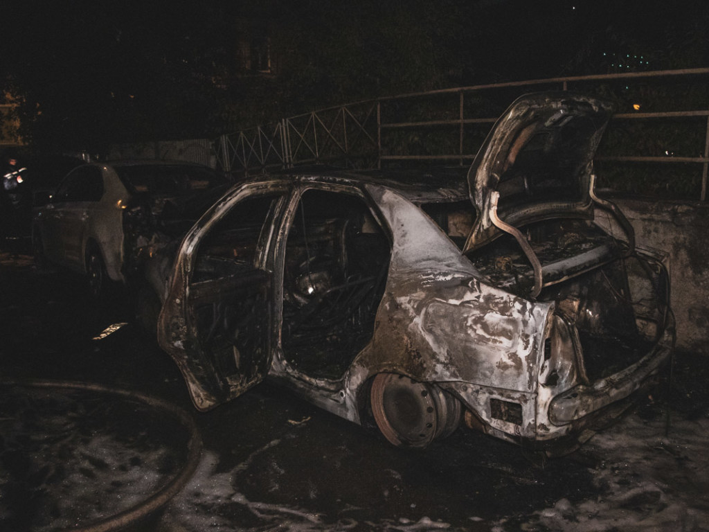Ночью огнем уничтожило два авто: Возле дома в центре Киева сгорели припаркованный Logan и еще одна машина (ФОТО)