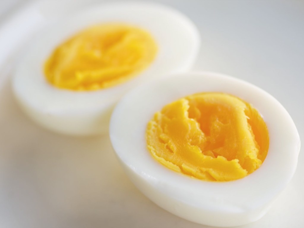 Врачи заявили, что детям нужно есть желток, а не белок яиц