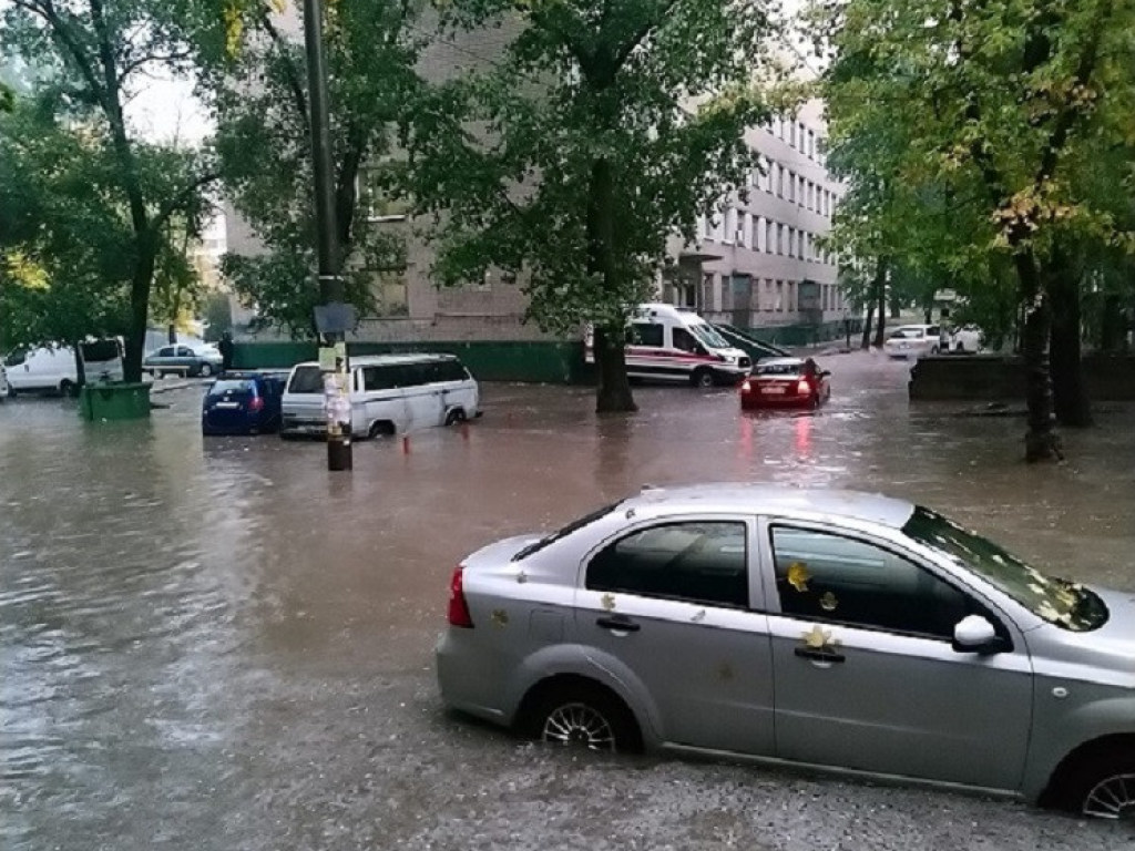 В Днепре дождь превратил улицы в реки (ФОТО, ВИДЕО)