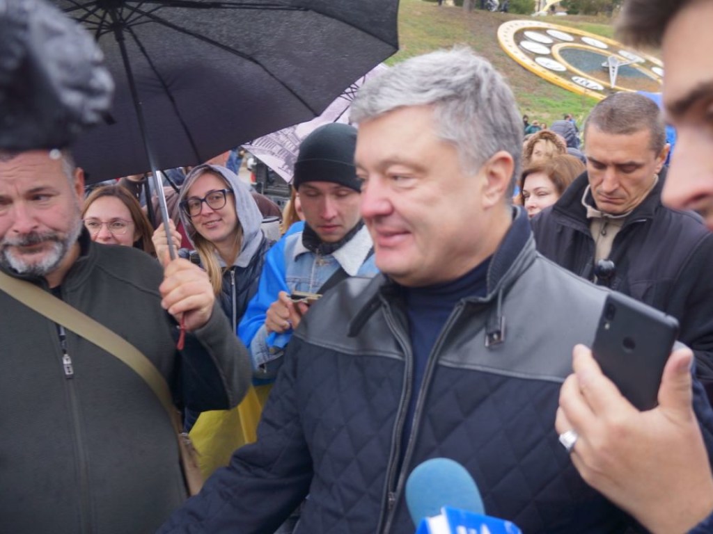 Таксист отказался везти Петра Порошенко после митинга на Майдане Незалежности (ВИДЕО)