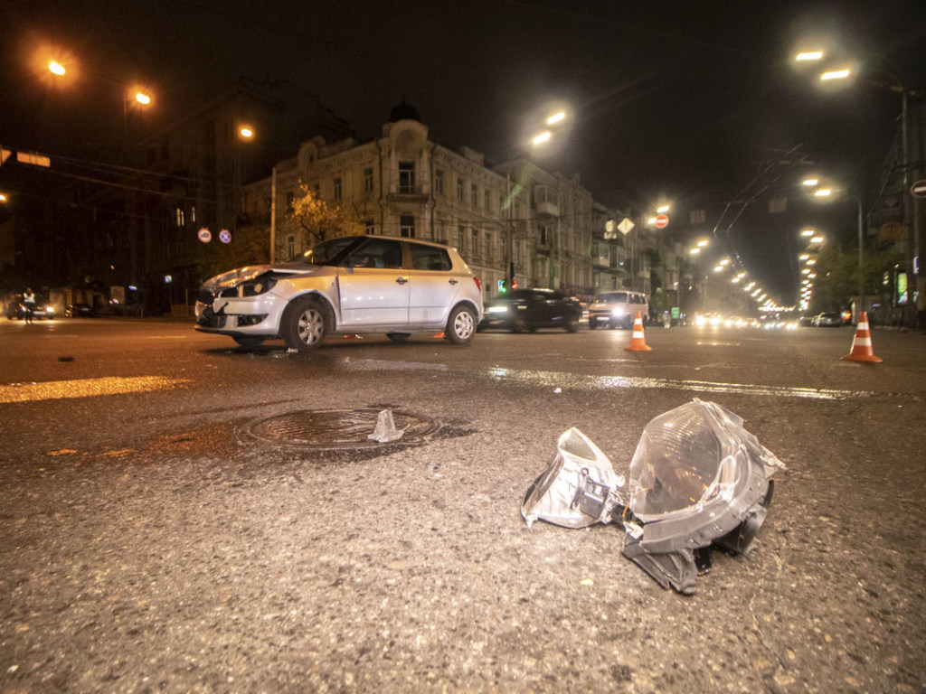 В центре Киева мотоциклист влетел в Skoda и попал в больницу (ФОТО, ВИДЕО)