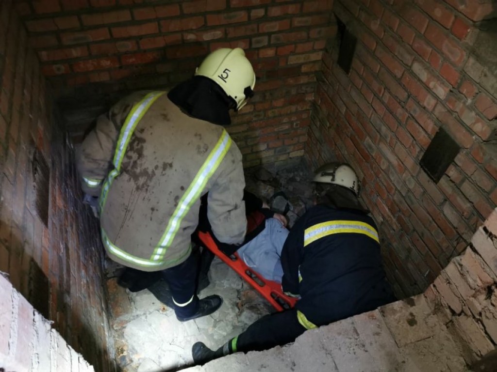 Спасатели вытащили мужчину из ямы в Николаеве (ФОТО)