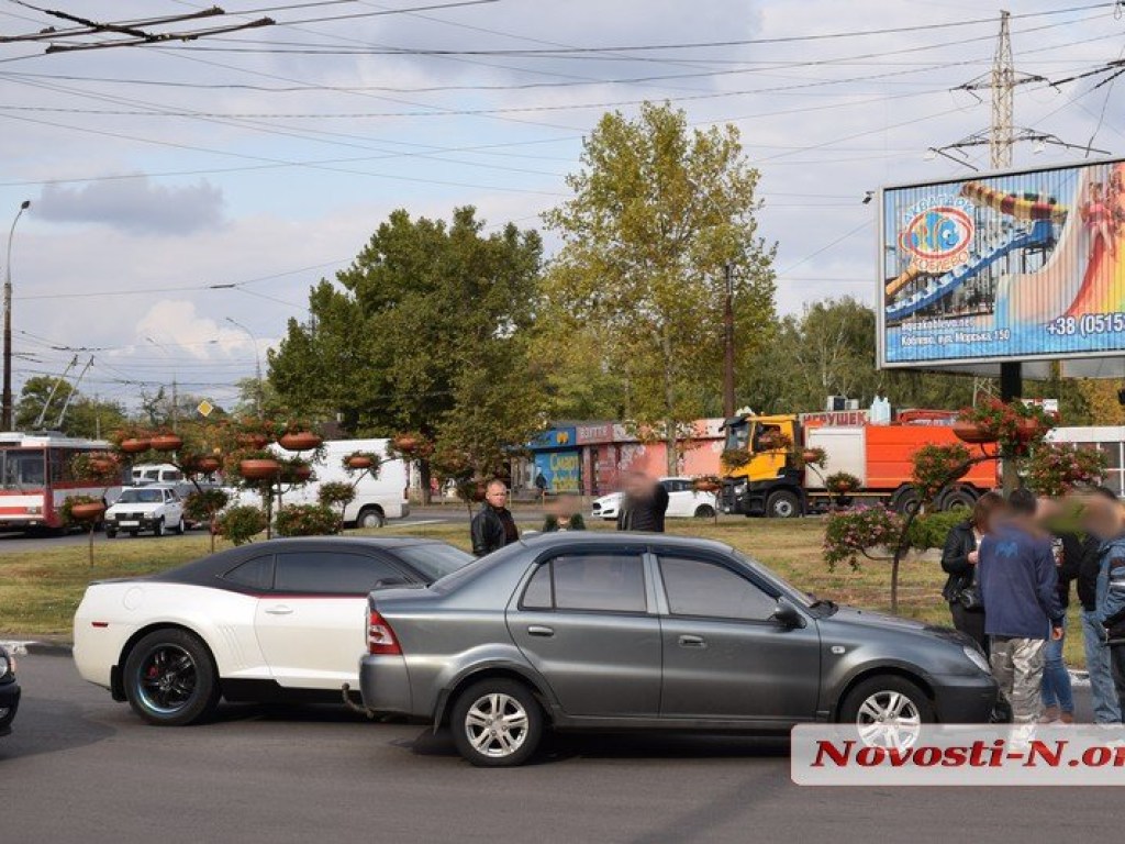Возле автовокзала в Николаеве столкнулись Chevrolet Camaro и Geely (ФОТО)