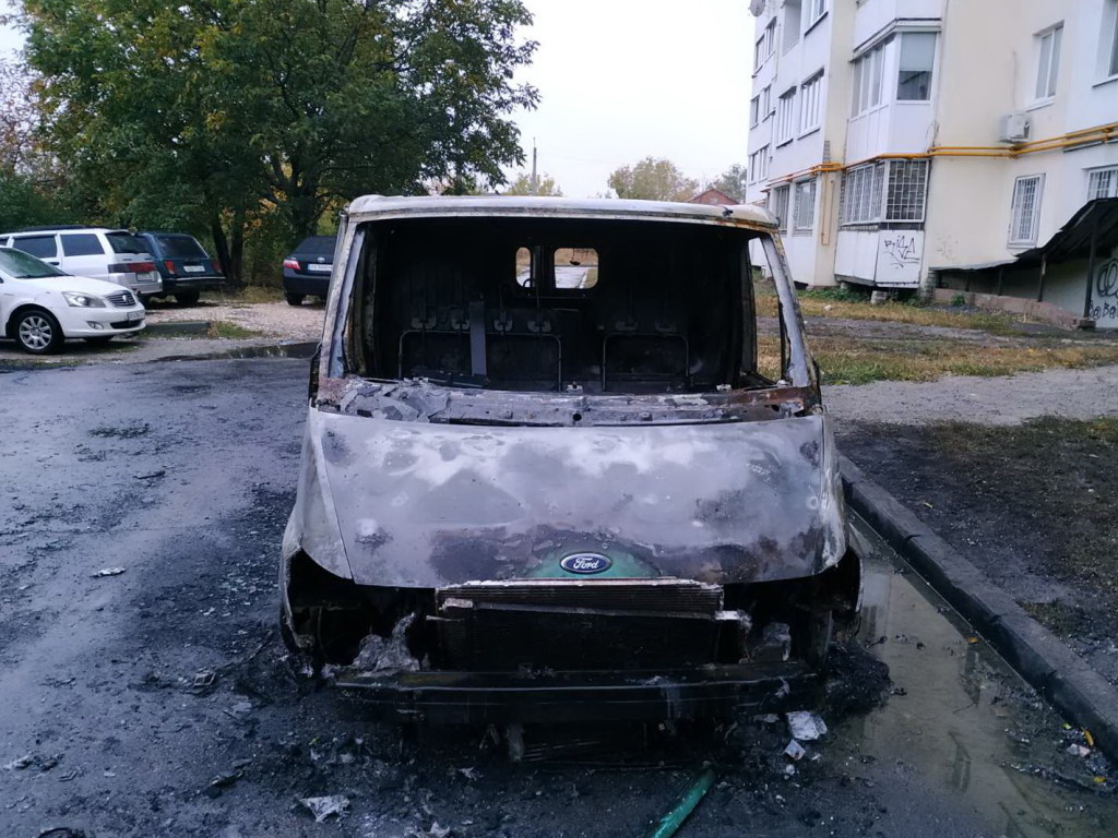 В Харькове ночью сгорел автомобиль, еще два пострадали от распространения огня (ФОТО)
