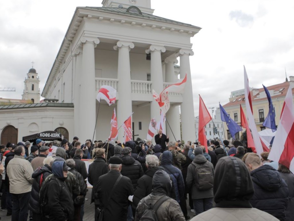 В Минске проходит массовый митинг против интеграции с РФ