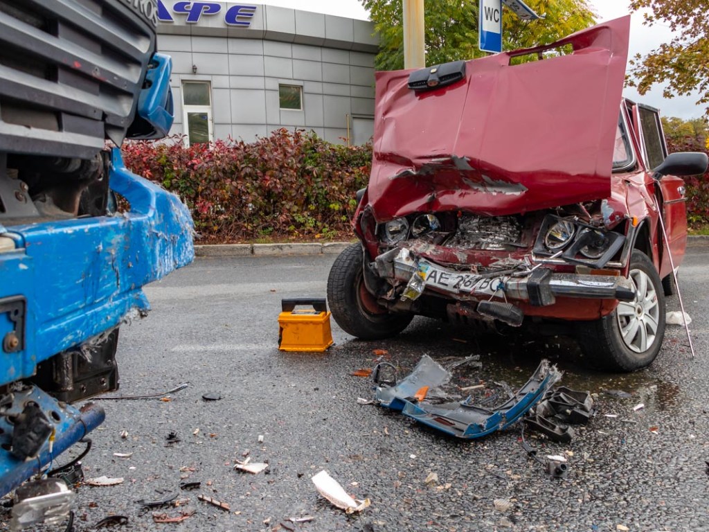 В Днепре лоб в лоб столкнулись ВАЗ и грузовик Mercedes, водитель легковушки погиб на месте (ФОТО, ВИДЕО)