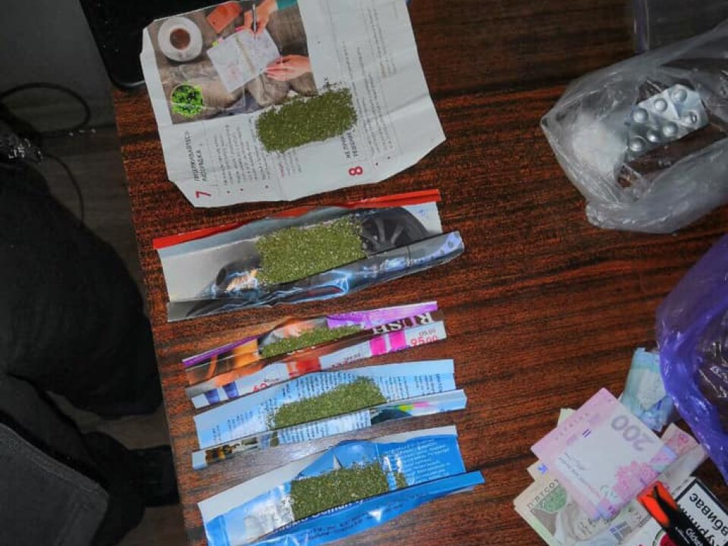 В Харькове в машине нашли свертки с наркотиками (ФОТО)
