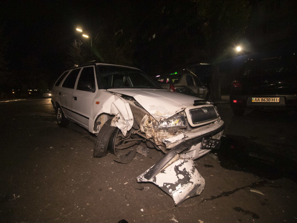 На столичной Русановке столкнулись два автомобиля Skoda, есть пострадавшая (ФОТО, ВИДЕО)