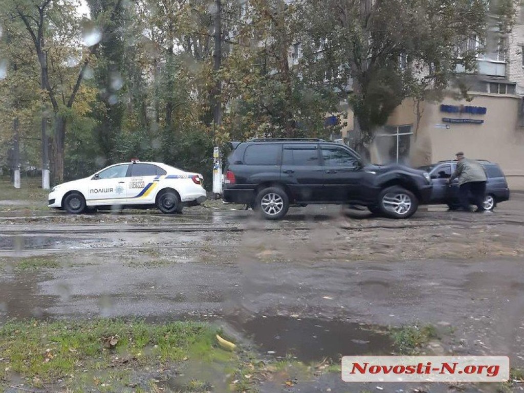 Полицейский автомобиль провалился в канализационный люк в Николаеве (ФОТО)