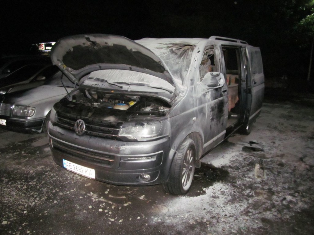 На парковке в Днепре неизвестные подожгли Volkswagen (ФОТО)