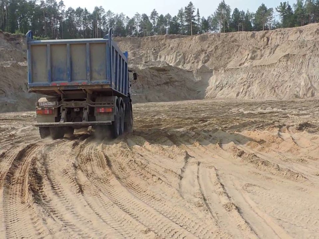 На дороге образовался провал: В Полтавской области неизвестные незаконно вывозят песок из карьера (ФОТО)