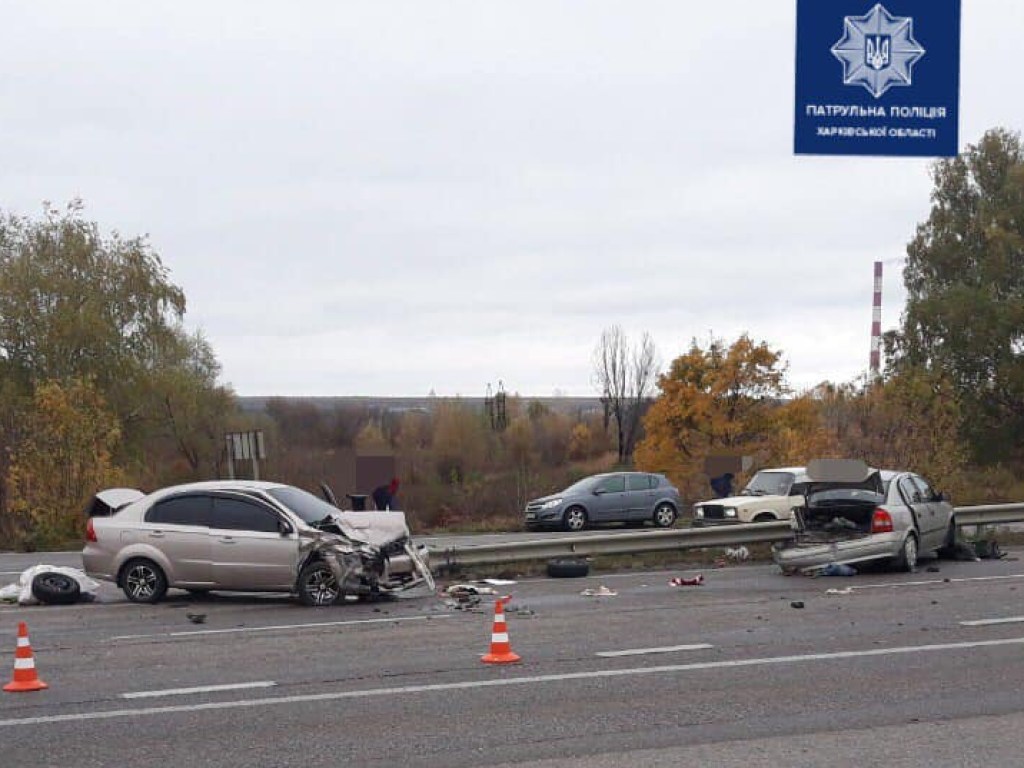 Под Харьковом столкнулись Opel и Chevrolet: пострадали два человека (ФОТО)