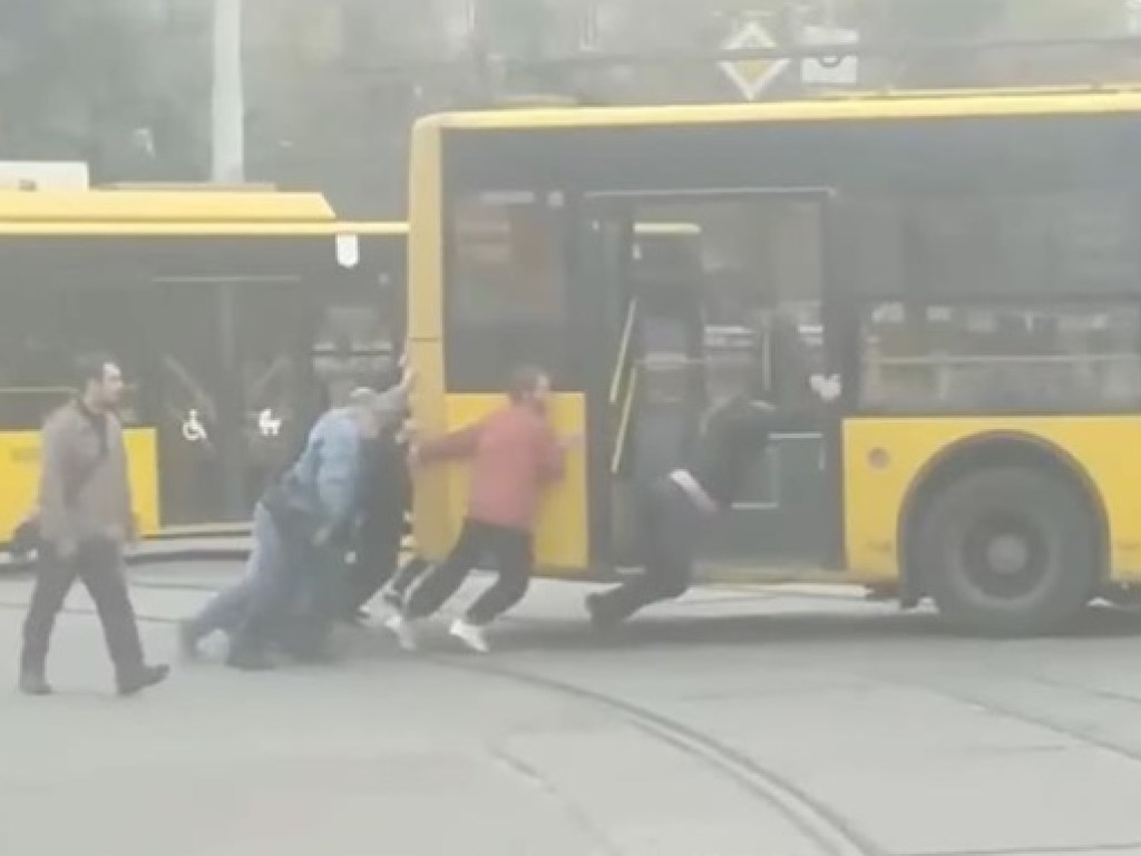 В Киеве пассажирам пришлось толкать сломанный троллейбус (ФОТО, ВИДЕО)