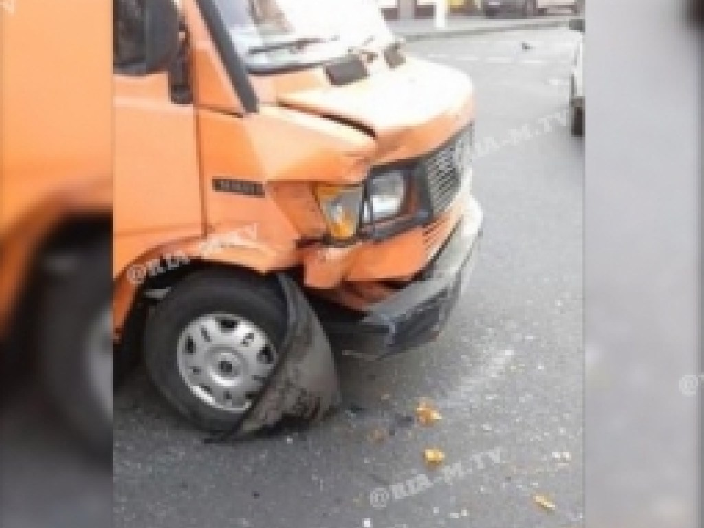 В Мелитополе водитель ВАЗ протаранил микроавтобус (ФОТО, ВИДЕО)