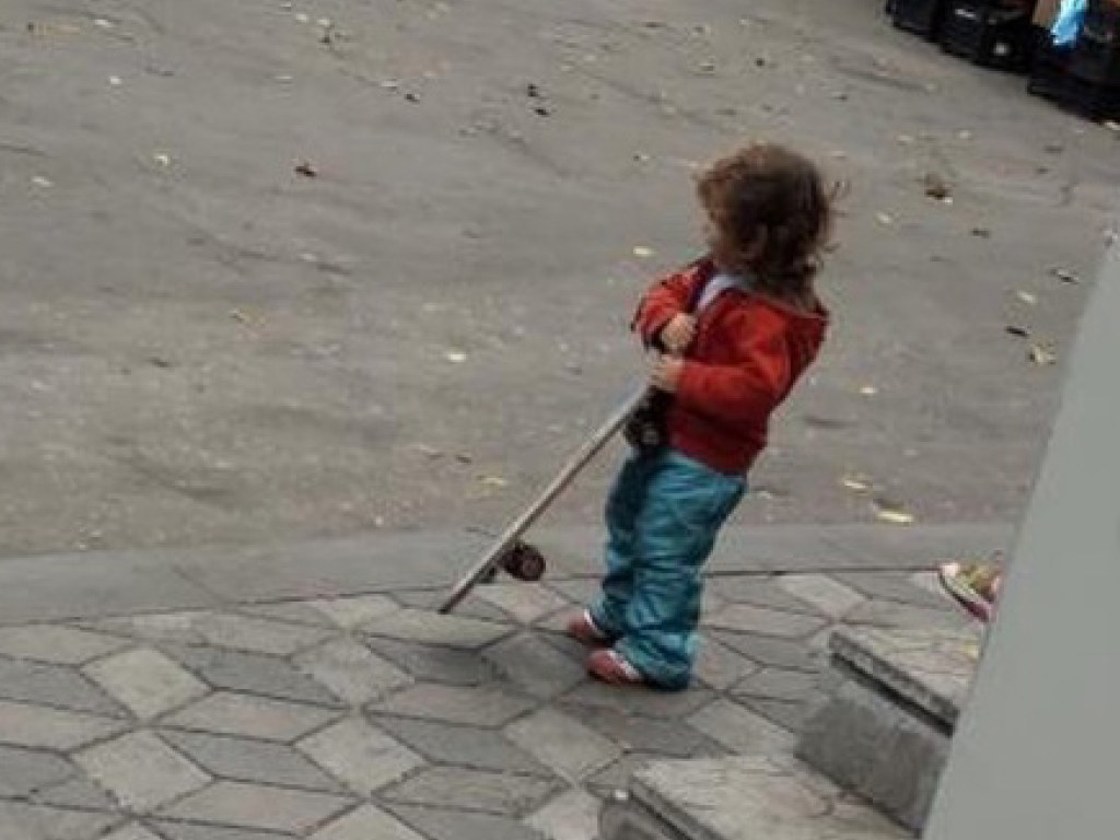 В Мелитополе маленькая девочка мерзла на улице, пока ее мать пьянствовала (ФОТО)