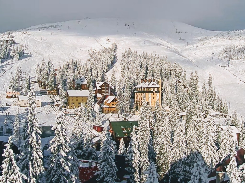 Известный закарпатский курорт «Драгобрат» завалило снегом (ФОТО, ВИДЕО)