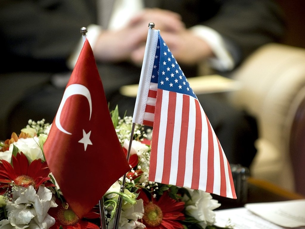 Турция может нанести удары по позициям США в Сирии – эксперт