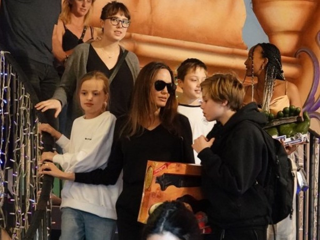 Платье от Versace и спортивные штаны: Дочери Анджелины Джоли блистали на премьере фильма матери (ФОТО)