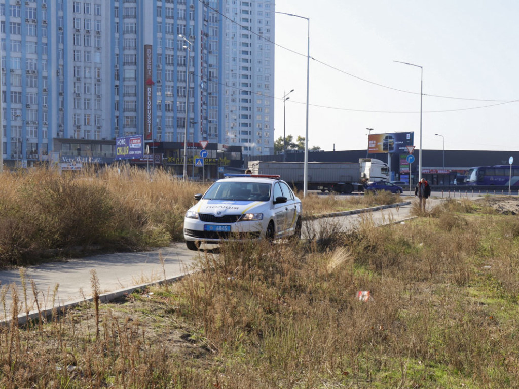 На берегу озера на столичных Осокорках нашли труп (ФОТО, ВИДЕО)